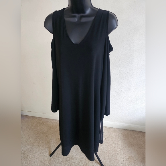 Open shoulder dress - Picture 1 of 3